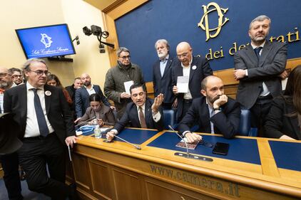 L'opposizione contro la conferenza sulla remigrazione occupa la sala stampa della Camera 8