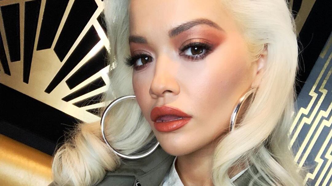 Rita Ora a Ibiza sorprende con un bikini mozzafiato