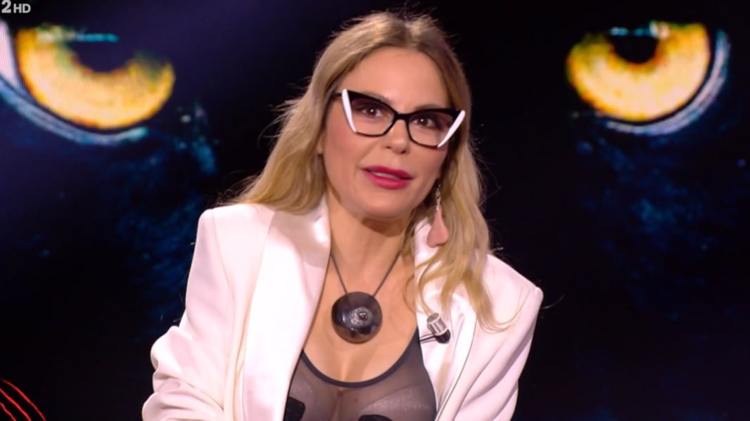 Lo spazzolino come sex toy e i gioielli osé: Naike Rivelli senza freni a Belve