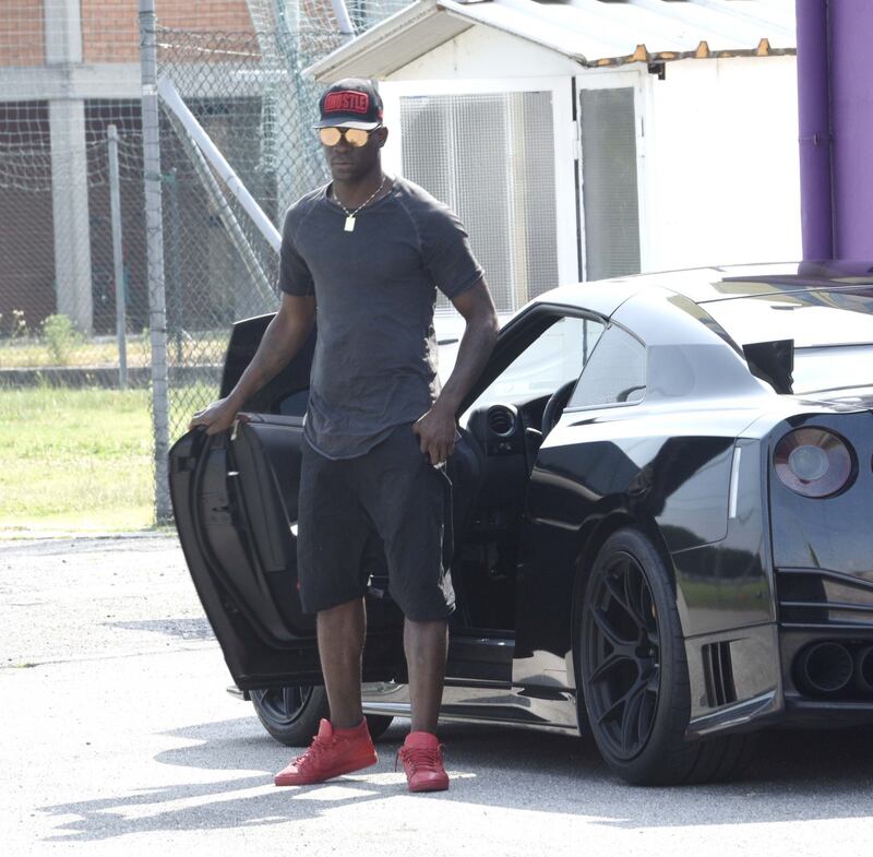 Balotelli e la sua macchina di lusso: gli scatti del nuovo gioiello di Supermario 1