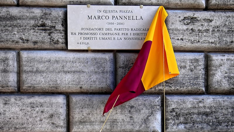 Marco Pannella “torna” a piazza Navona: scoperta la targa nel luogo simbolo delle battaglie radicali