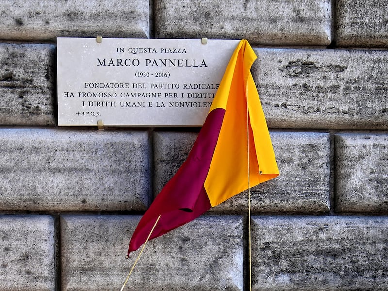 Marco Pannella “torna” a piazza Navona: scoperta la targa nel luogo simbolo delle battaglie radicali