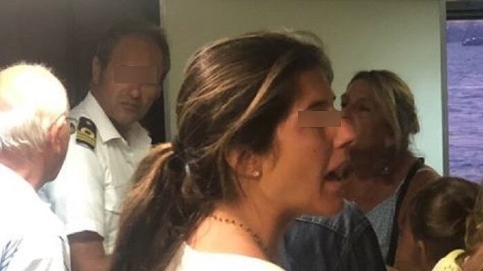 Due persone salgono per errore: traghetto per Capri torna al porto di Napoli
