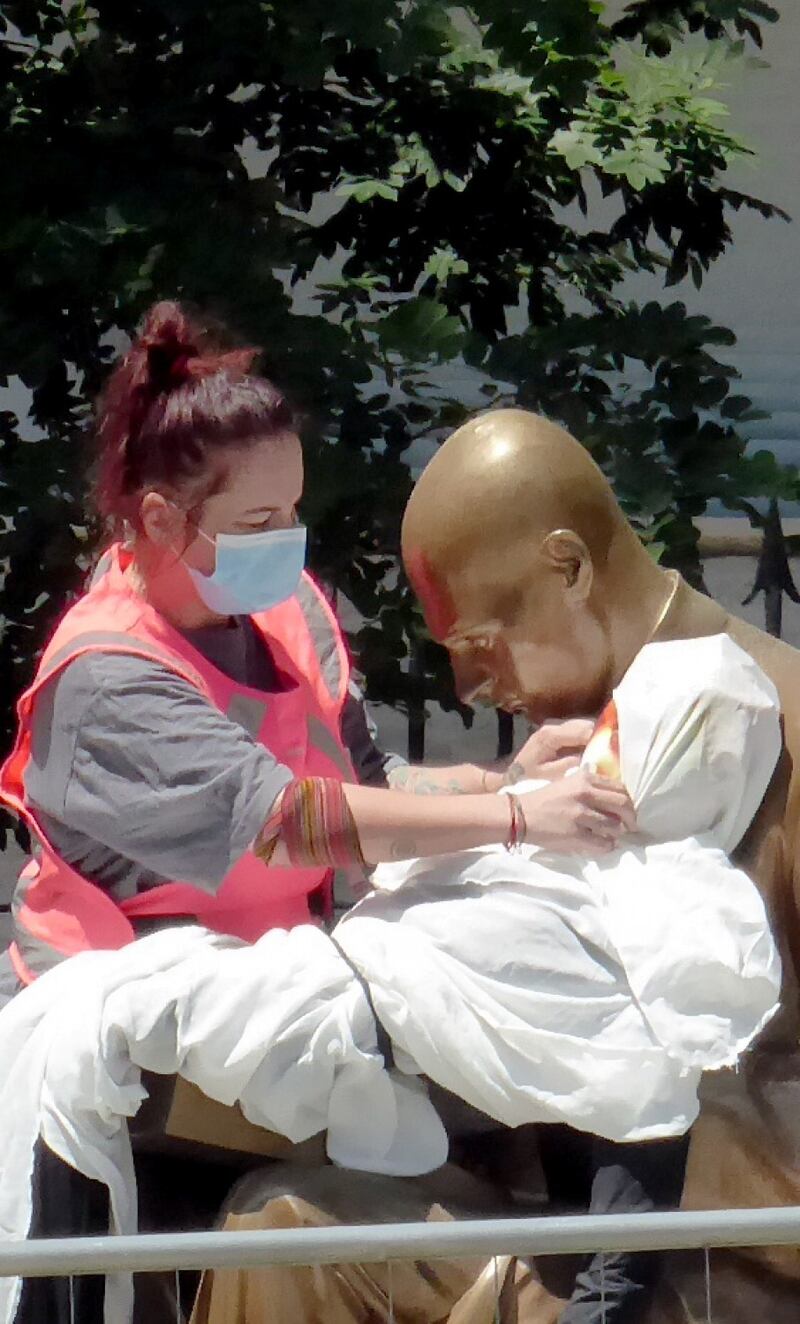Il fantoccio della bambina eritrea sulle ginocchia della statua di Montanelli 2