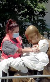 Il fantoccio della bambina eritrea sulle ginocchia della statua di Montanelli 2