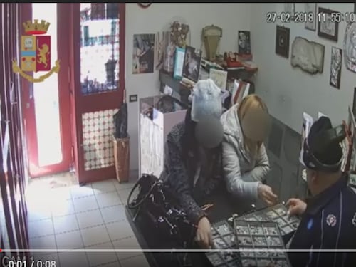 Rubano ciondolo in gioielleria, incastrate dalle telecamere