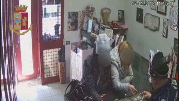 Rubano ciondolo in gioielleria, incastrate dalle telecamere