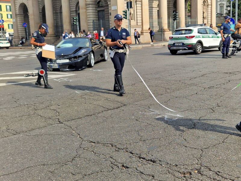 Violento scontro tra una Ferrari e un'auto della polizia locale in Porta Venezia a Milano 1