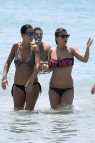 Emma Marrone, curve hot in barca 33