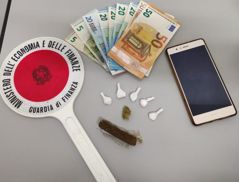 droga e contanti sequestrati
