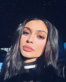 Kylie Jenner sexy: capelli fluorescenti 20