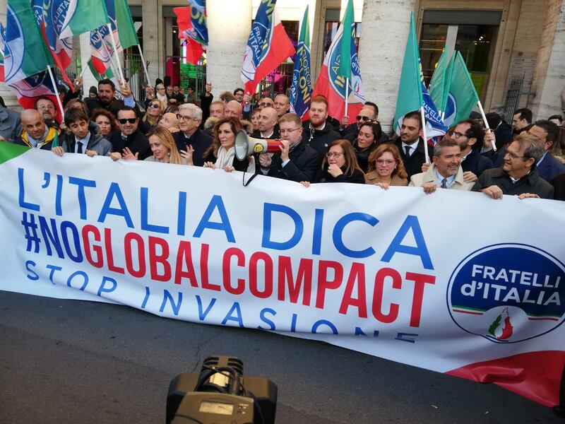 Il flash mob di Fratelli d'Italia contro il Global compact 6