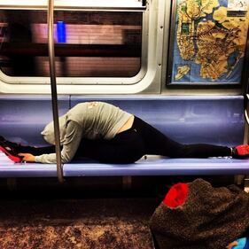Ora lo yoga si fa in metropolitana 4