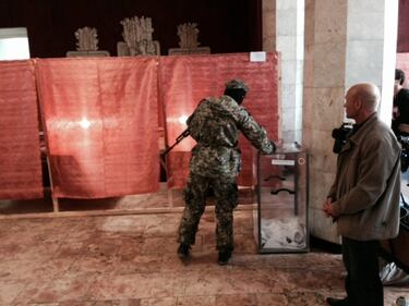 Slaviansk, separatisti al voto 3