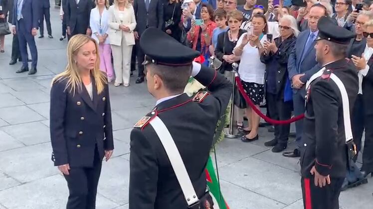 "Ci batteremo contro la cancel culture". La Meloni porta i fiori alla statua di Cristoforo Colombo