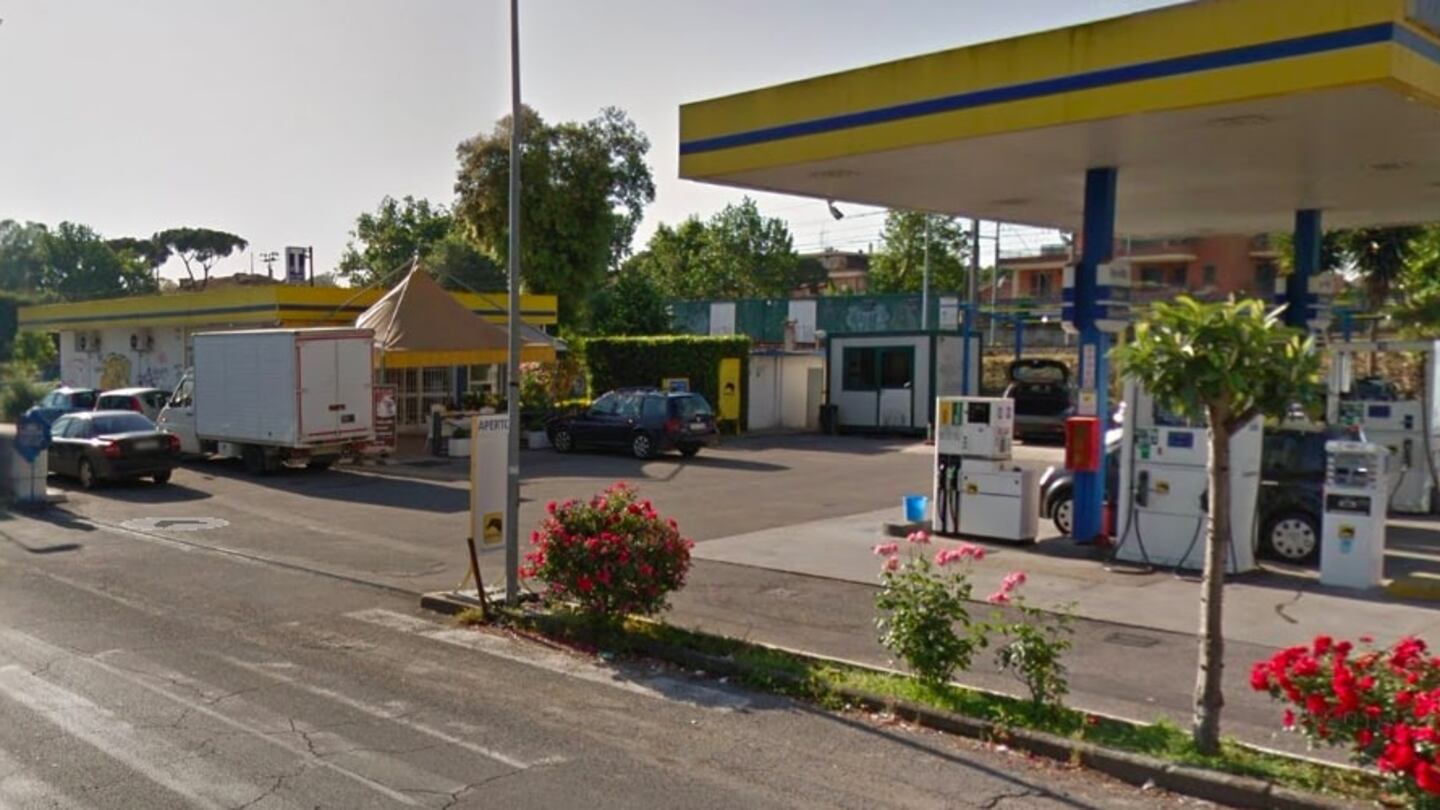 Una lite al distributore: uomo muore dopo una spinta