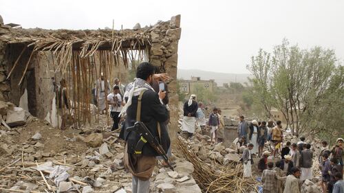 Yemen, bombardamenti vicino alla capitale Sana'a 9