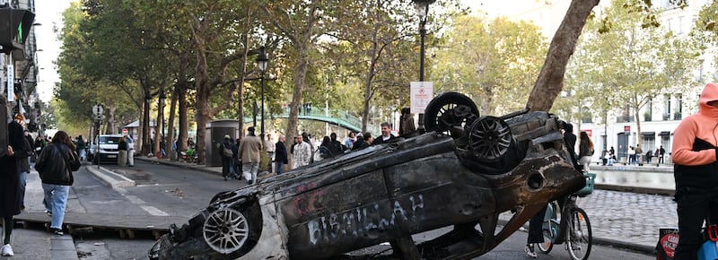 Francia nel caos, il ministro dell’Interno si dimette: “In alcune città abbiamo perso il controllo”. Ma Macron dice no: cosa sta succedendo