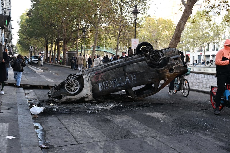 Francia nel caos, il ministro dell’Interno si dimette. Ma Macron dice no. Nuove proteste al Louvre e manifestazioni vietate a Marsiglia