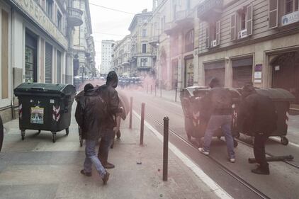 Torino, scontri tra antagonisti e polizia 2