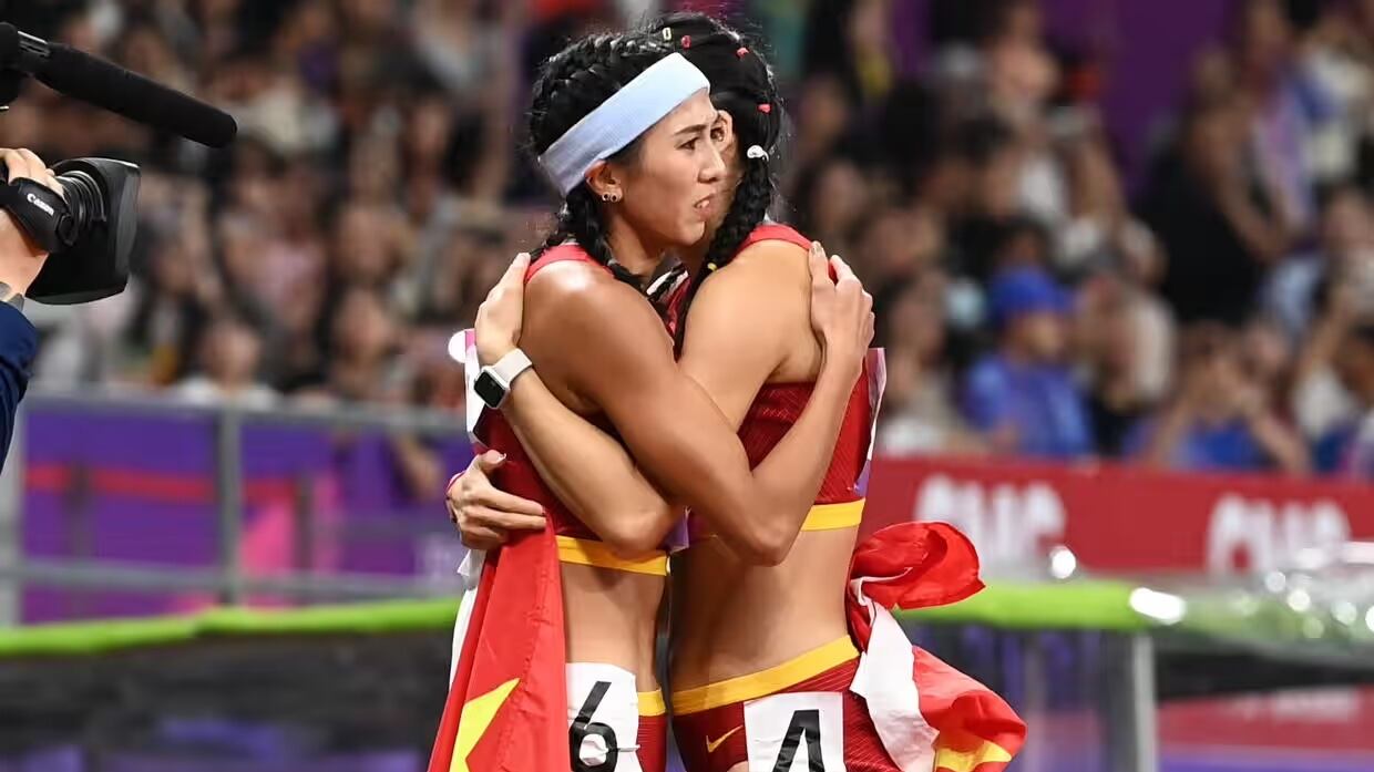 Censurato l'abbraccio delle atlete cinesi. L'ossessione di Pechino per Tienanmen