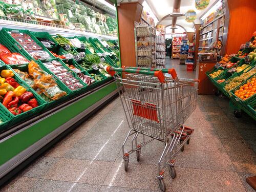 Meno carne, più discount Un italiano su due campa con 1900 euro l'anno