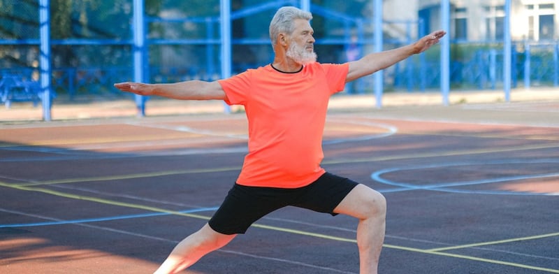 Uomo che pratica dello stretching