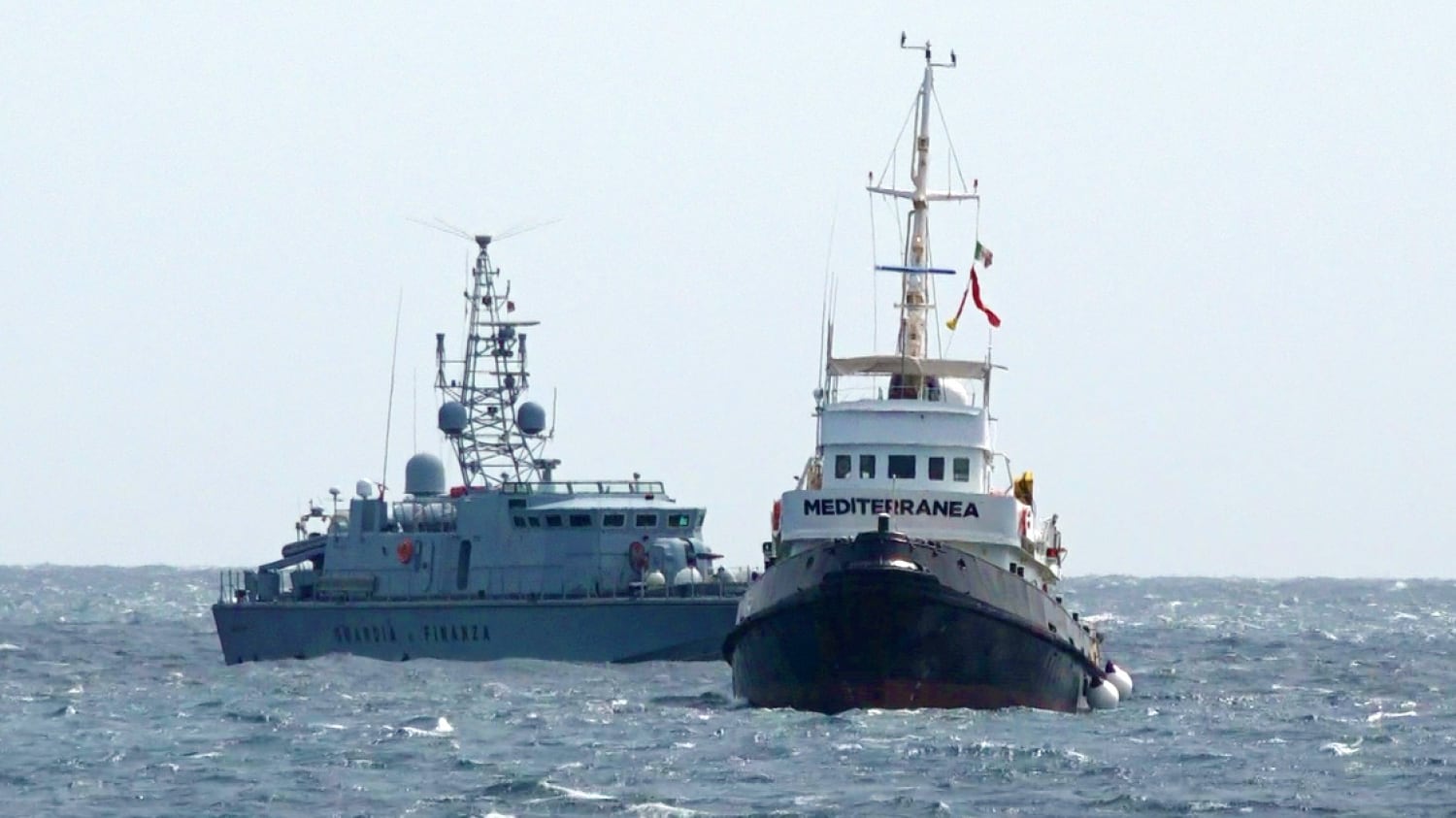 Bufera sul numero dei migranti contagiati. "Il Viminale dica la verità"