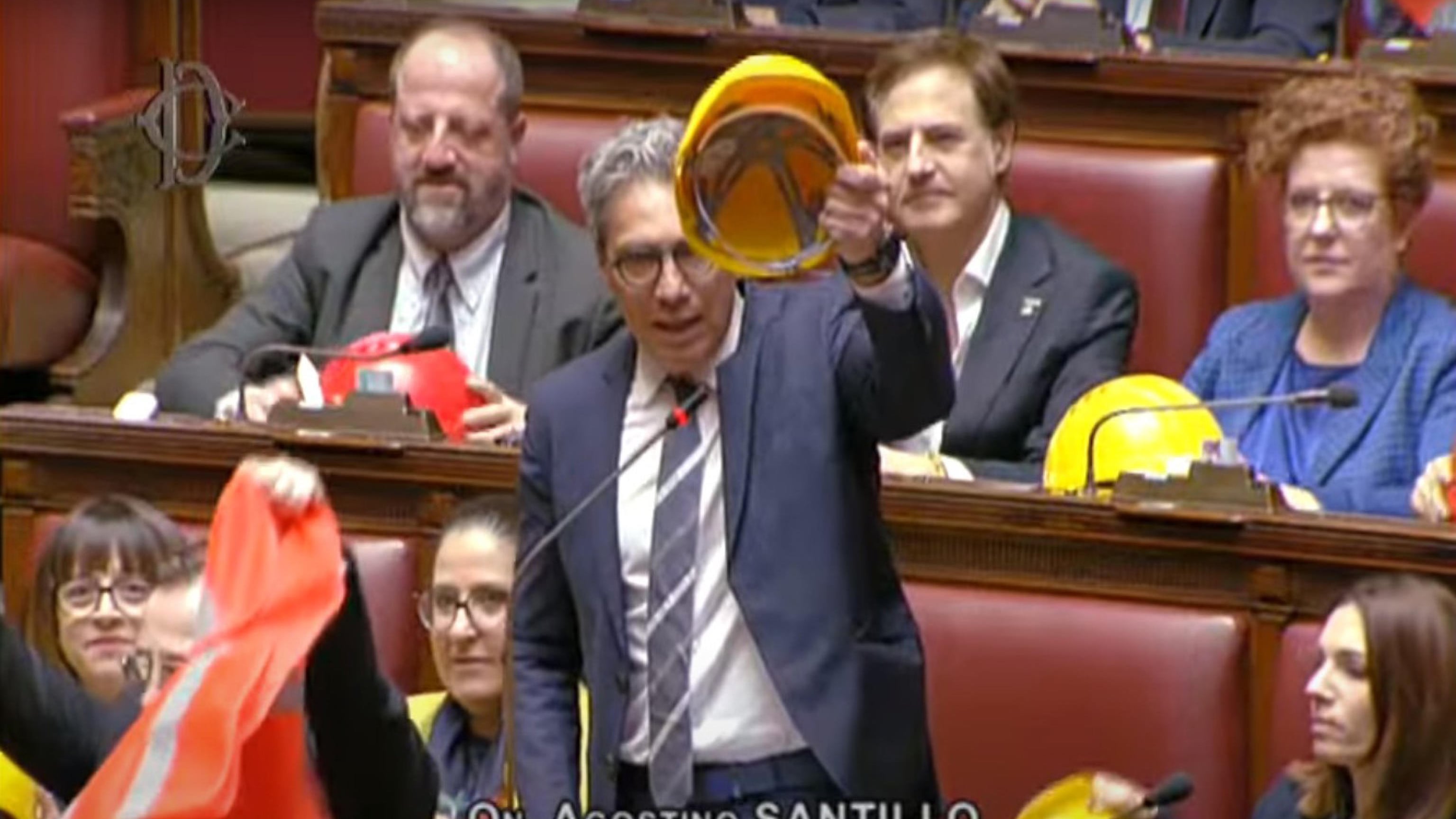 "Andate a lavorare!". "Buffoni!". I 5S in Aula col caschetto per il Superbonus