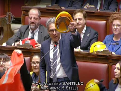 "Andate a lavorare!". "Buffoni!". I 5S in Aula col caschetto per il Superbonus