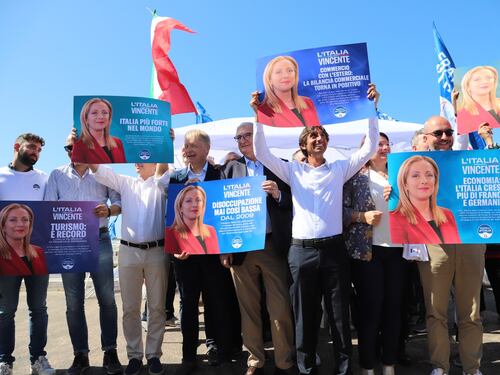 Pillole social e il pieghevole coi cruciverba patrioti: la campagna estiva di FdI