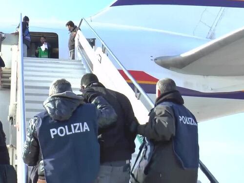 Minacce alla polizia e crocifissi distrutti: espulso un marocchino