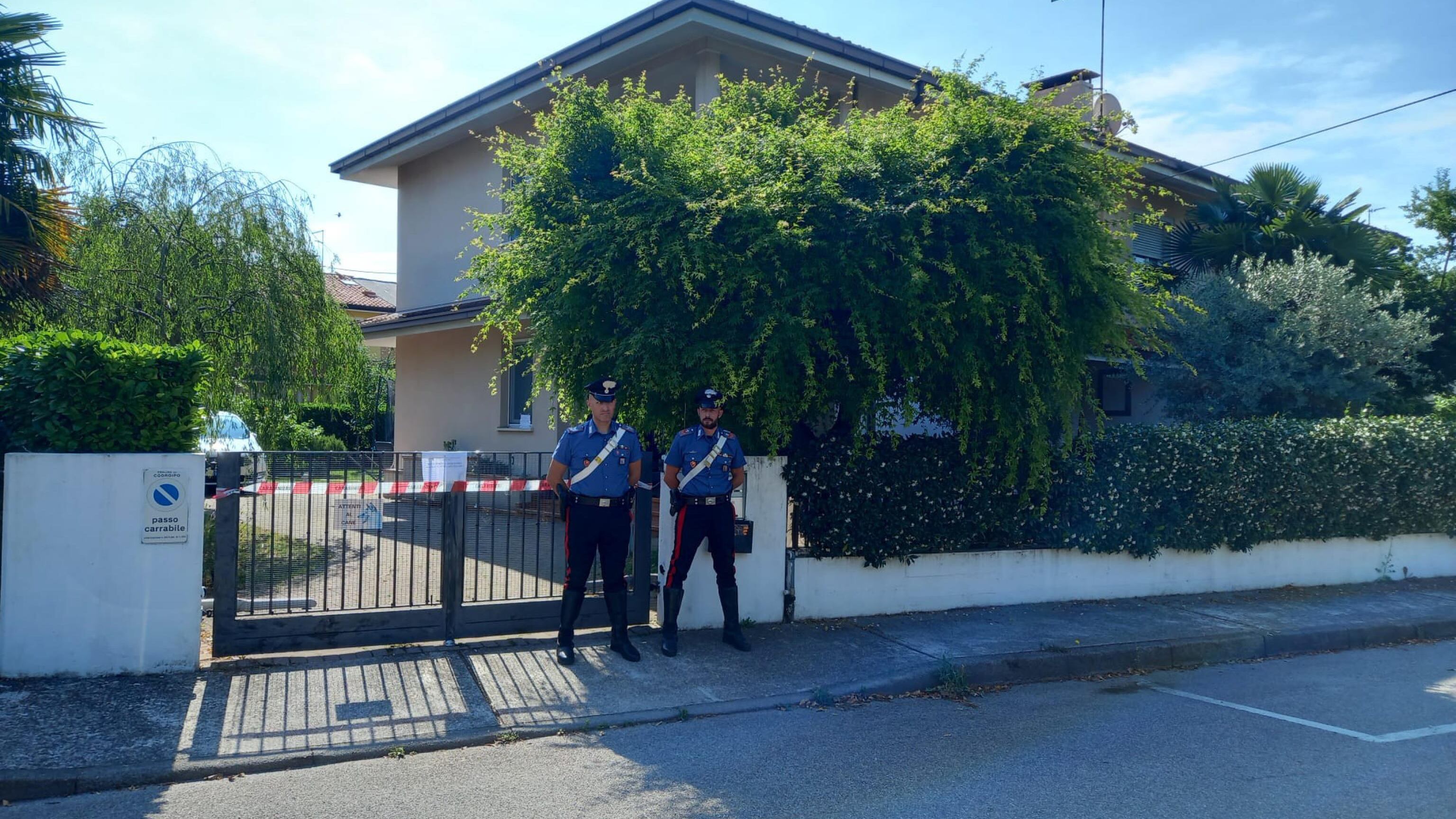 Accoltella la moglie e scappa: l'orrore mentre le figlie dormono