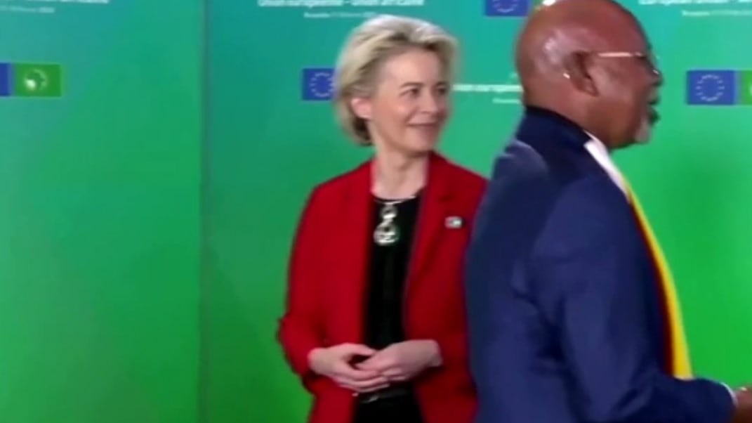Il ministro arriva e "umilia" la Von der Leyen: il video fa il giro del mondo