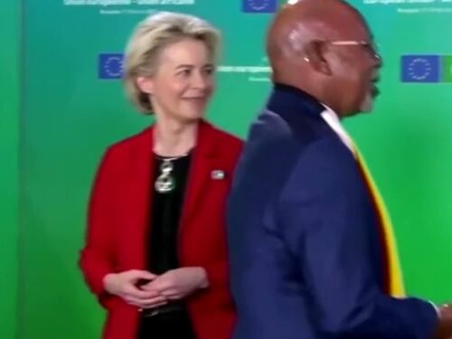 Il ministro arriva e "umilia" la Von der Leyen: il video fa il giro del mondo