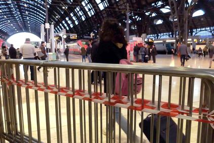 Milano, stazione Centrale, transenne contro scippi e facchini abusivi  4