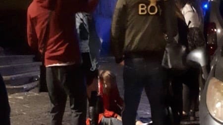 Notte di paura a Napoli: ragazza scippata e trascinata per metri da due rapinatori