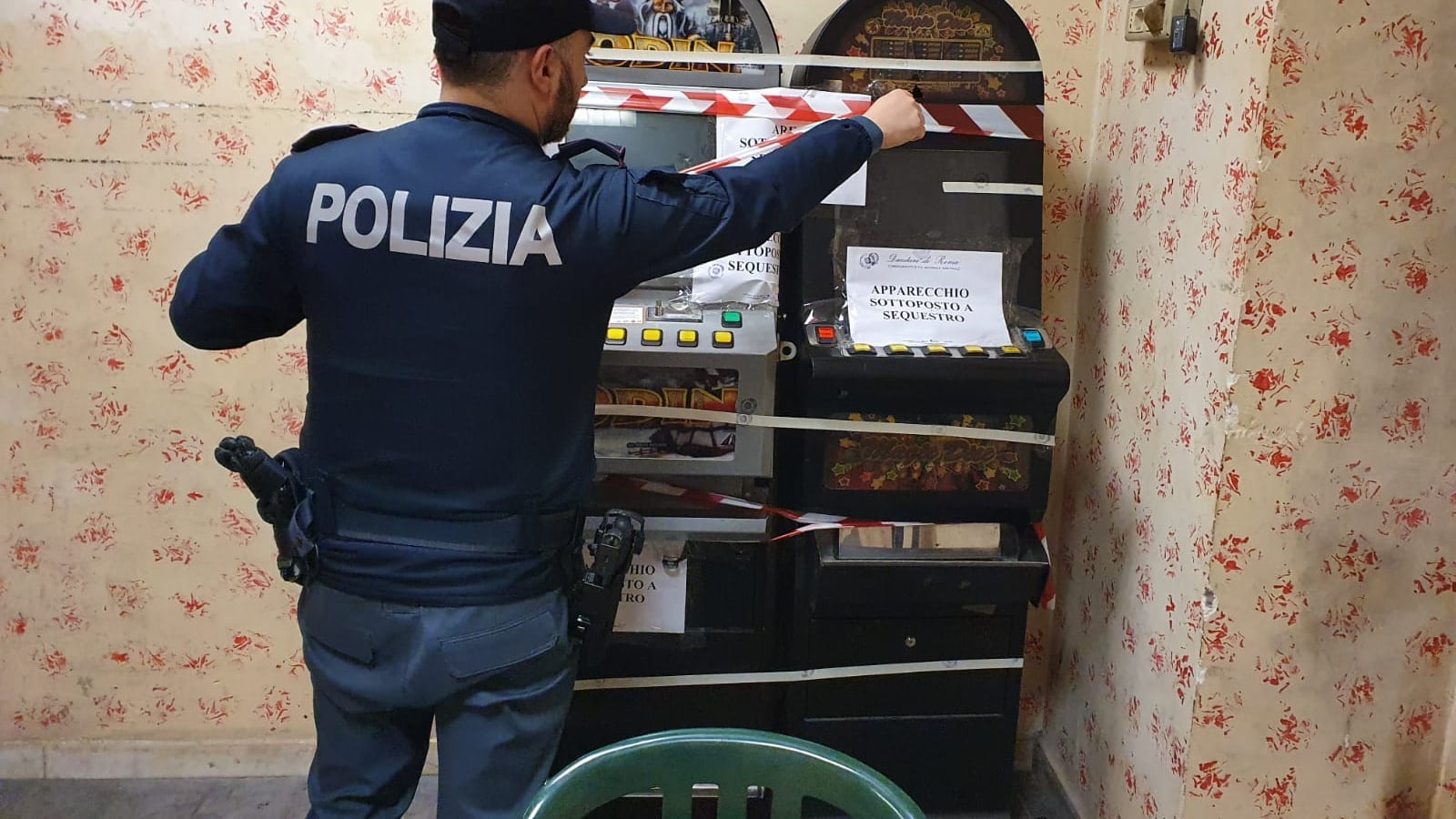 Slot machine abusive in un locale: 2 indagati