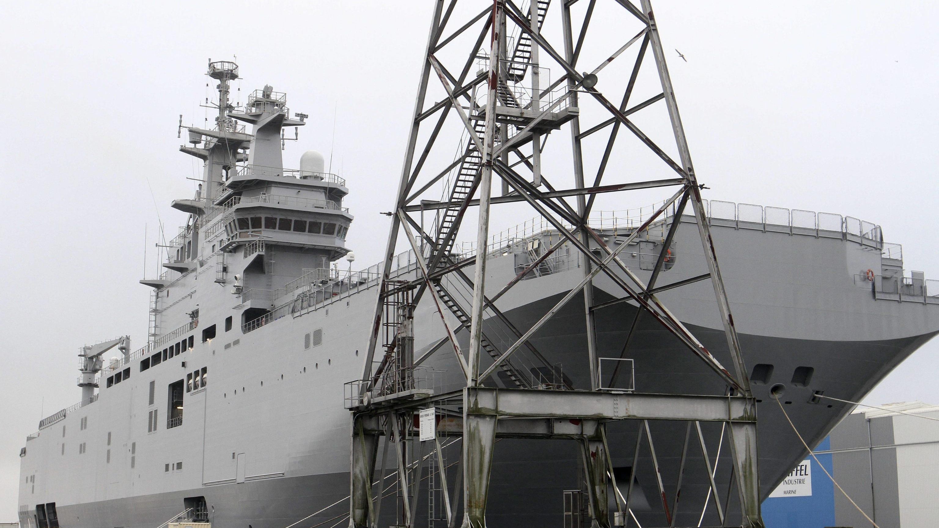 Stretta di mano tra Sisi e Hollande. All'Egitto navi "negate" alla Russia