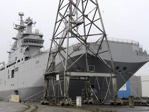 Stretta di mano tra Sisi e Hollande. All'Egitto navi "negate" alla Russia