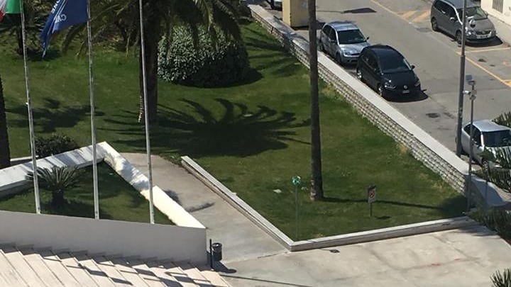 Reggio Calabria, al consiglio regionale vernice rossa sulle scale e un manichino senza testa e arti
