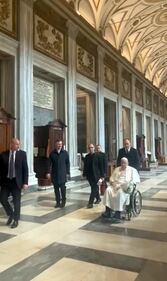 Papa Francesco nella Basilica di Santa Maria Maggiore: la preghiera e le rose. Le immagini 1