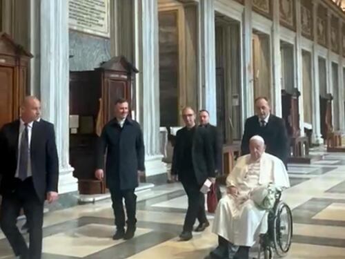 Papa Francesco nella Basilica di Santa Maria Maggiore: la preghiera e le rose. Le immagini