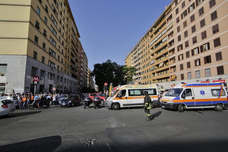 Roma, bimbo cade nel vano ascensore 9