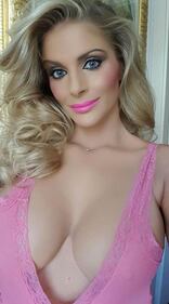 Francesca Cipriani, scollatura hot in rosa 3