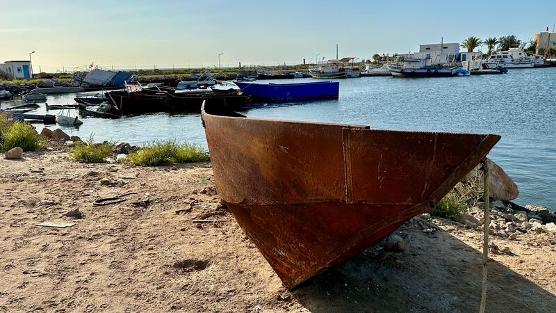 Barchini di ferro dei migranti sequestrati dalla Guardia costiera tunisina.