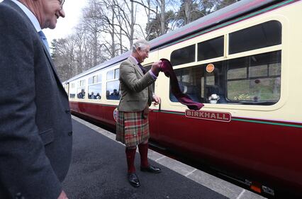 Principe Carlo veste il kilt durante una visita reale in Scozia 5