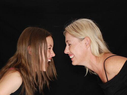La felicità è rappresentata da 17 facce, uguali in tutto il mondo