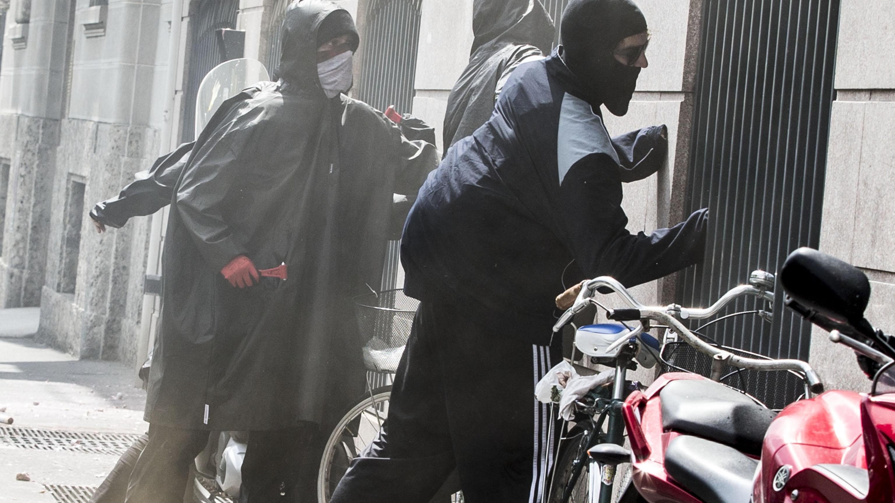Black bloc scatenati a Milano: assalti, danni e città nel caos