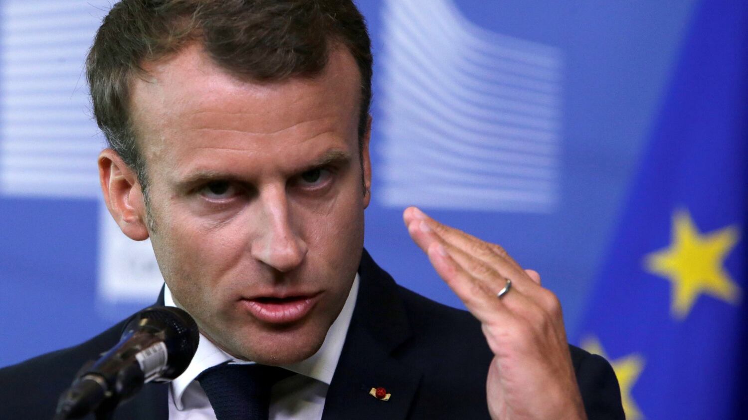 Cresce la pressione su Macron: il caso Benalla lo fa traballare